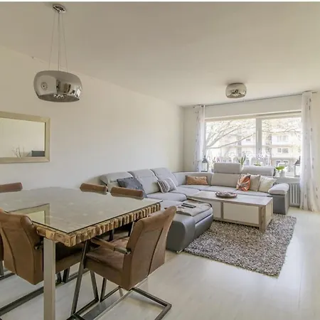 Spacious Room In Luxury Apartment ホームステイ